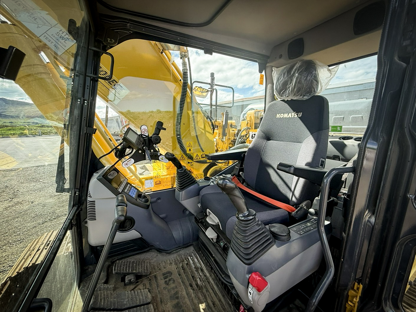 Komatsu PC210LC-11E0 - Image 11