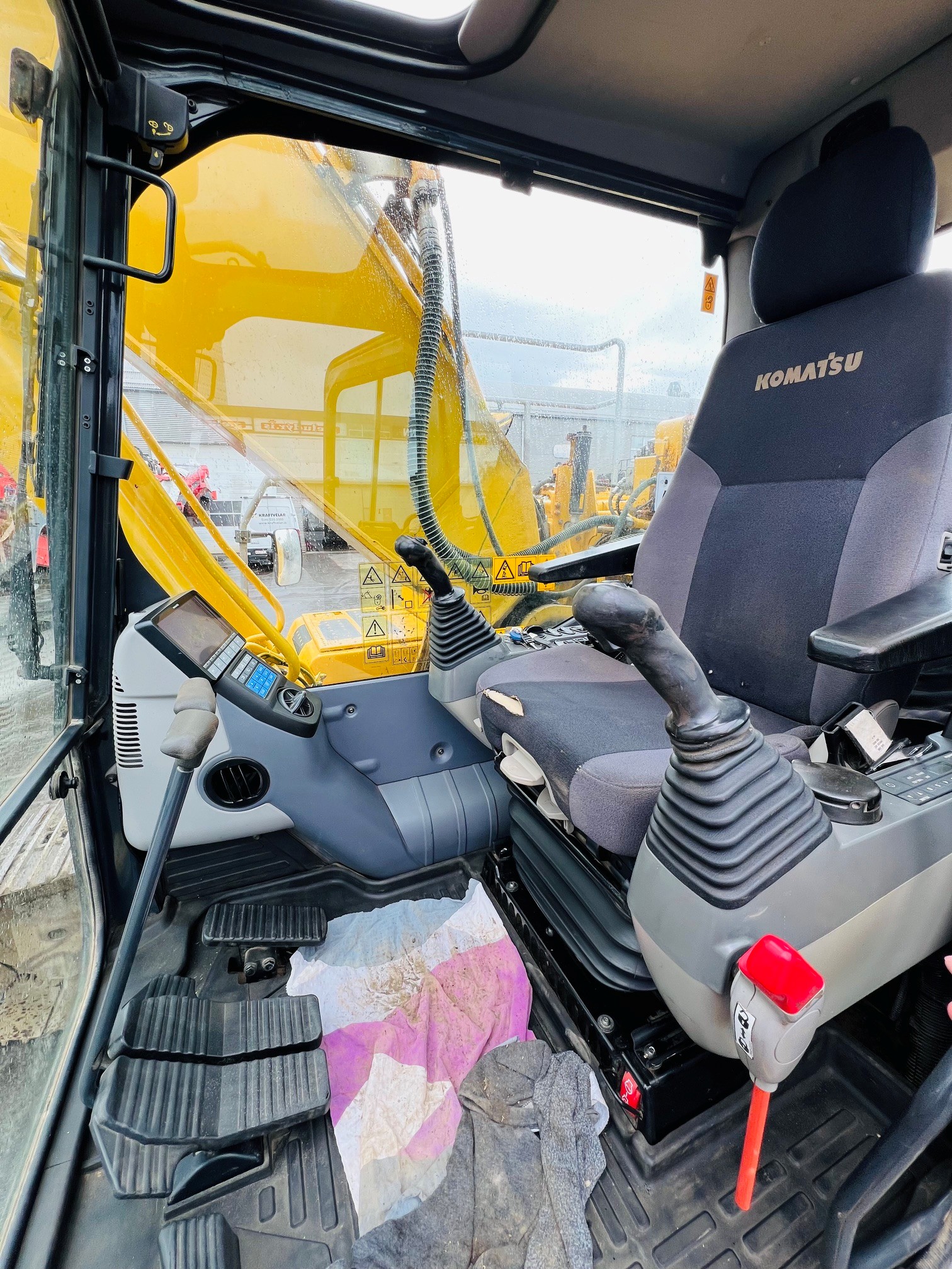 Komatsu PC210LC-10 - Image 6